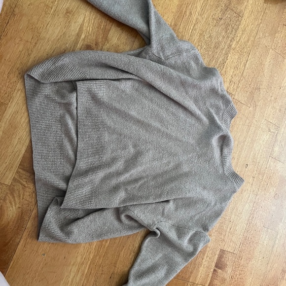 Light brown sweater! - Picture 1 of 3